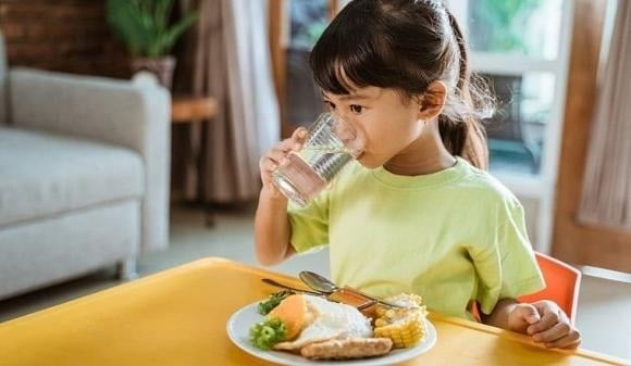 Nhiều trẻ đi học vội vàng, chỉ ăn tạm một miếng bánh hoặc nhịn bữa sáng hoàn toàn.