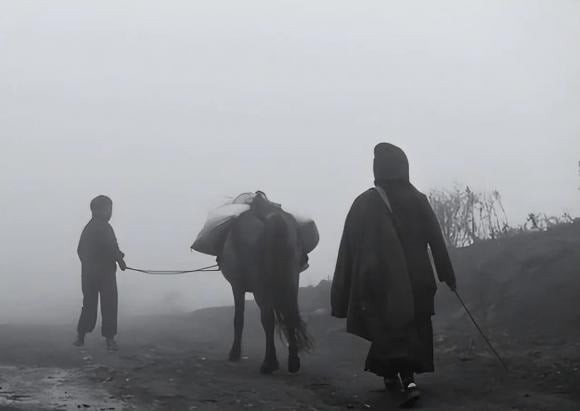 Dưới thời phong kiến, quản lý hộ tịch rất nghiêm ngặt, người dân không thể tùy tiện rời quê.