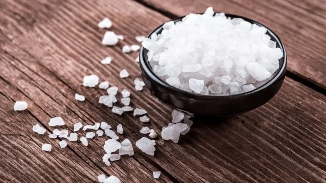 Đặt muối ở nhà bếp, cửa hoặc hiên nhà để gia đình phát trài, phát lộc