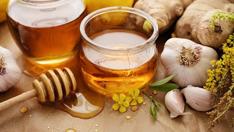 Mật ong chứa axit béo giúp kích thích nhu động ruột, cùng với lượng vitamin và khoáng chất dồi dào có tác dụng điều hòa dạ dày. Ảnh minh họa