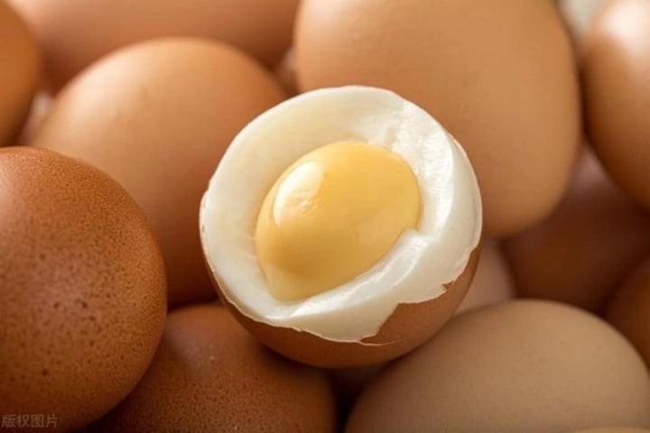 Lưu ý: Buổi trưa nên ăn trứng kết hợp cùng cơm, rau củ, tránh ăn riêng lẻ để cân bằng dinh dưỡng.