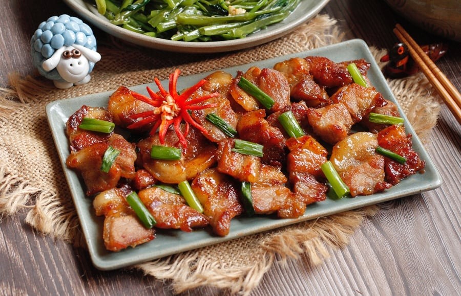 Cho chút đường/mật mía: Vừa tạo màu vàng đẹp, vừa cân bằng vị mặn.