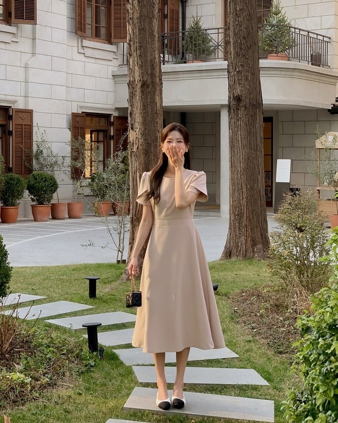 Bạn có thể kết hợp chúng với váy liền thướt tha để tạo nên vẻ ngoài mềm mại, bay bổn