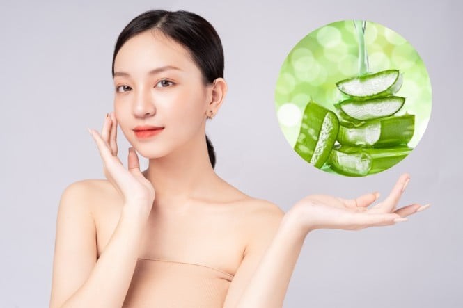 Sữa chua không đường chứa axit lactic tự nhiên giúp loại bỏ nhẹ nhàng lớp tế bào chết, trong khi nha đam cung cấp độ ẩm