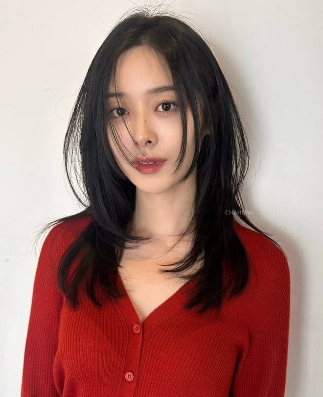 Độ dài này đủ để tạo cảm giác nữ tính, nhưng cũng đủ gọn gàng để dễ chăm sóc. 