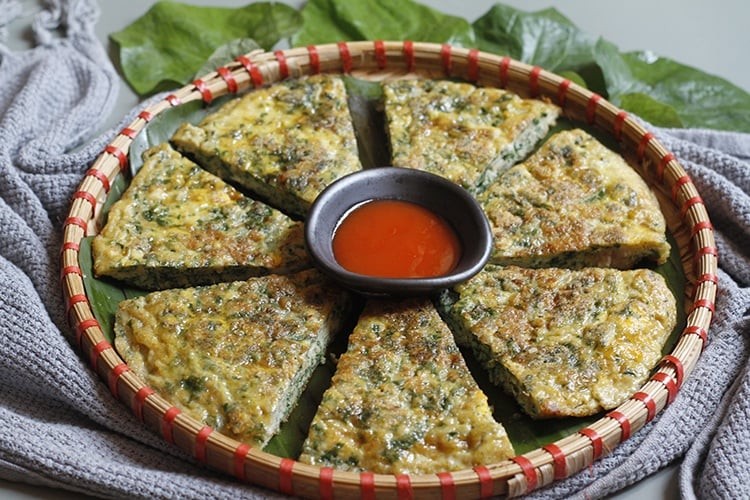 Học người Nhật cách rán trứng với lá Hẹ lạ miệng, phòng K