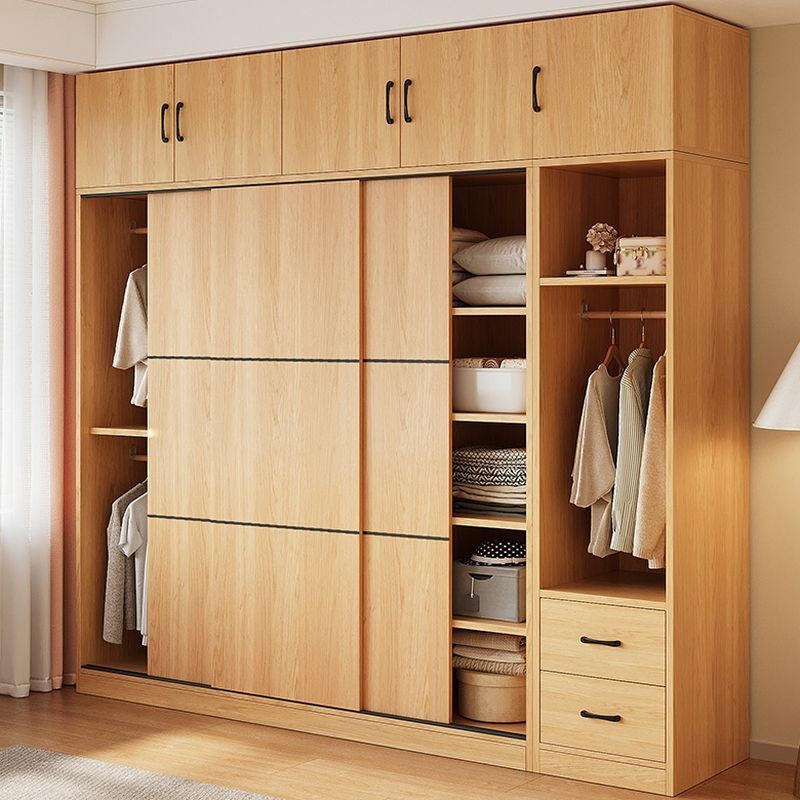 Lọ dầu gió giúp khử mùi tủ quần áo và còn chống được kiến gián vào