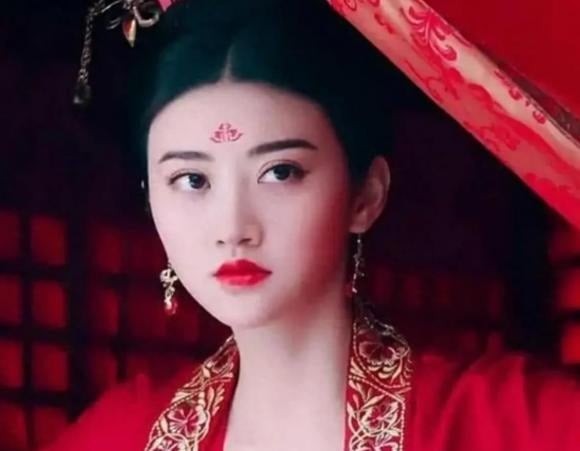 Theo lễ giáo phong kiến, hôn nhân chính thất phải trải qua tam thư lục lễ nghiêm ngặt, coi trọng môn đăng hộ đối, trong khi việc nạp thiếp đơn giản hơn nhiều, chỉ cần vài thủ tục tượng trưng. 