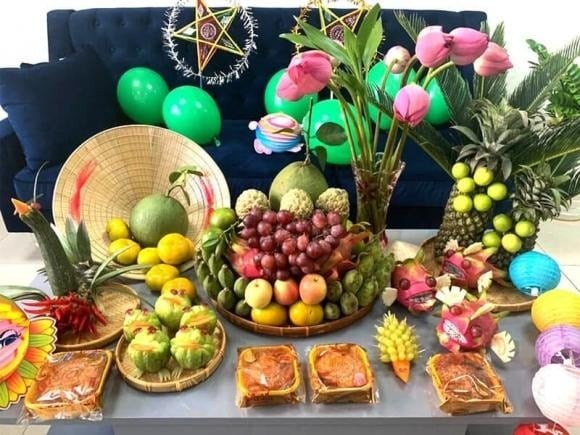 Hoa sen mang hương thơm thanh khiết, vẻ đẹp trang nhã và gắn liền với nhiều điển tích Phật giáo, vì thế thường được ưu tiên dùng trong thờ cúng.