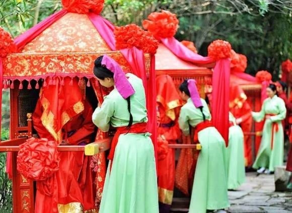 Thiếp thường xuất thân từ nhiều nguồn khác nhau: chuộc từ kỹ viện, nô tỳ trong nhà, hoặc con gái nghèo phải bán mình.