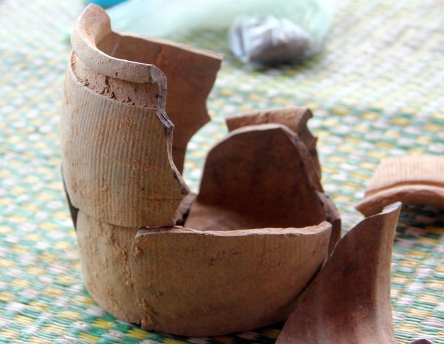 Trong dân gian, chum vại, hũ gạo tượng trưng cho của cải, lương thực và sự sung túc. Nhiều gia đình thấy chum vại, hũ gạo nứt vỡ liền bỏ đi, nhưng đây lại là sai lầm.