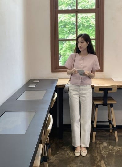 Giày bệt dáng búp bê, đặc biệt là kiểu mũi nhọn, luôn là lựa chọn “an toàn” nhưng chẳng bao giờ lỗi thời.