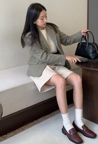 Nếu muốn diện mạo công sở mang hơi hướng cá tính, giày loafer chính là gợi ý tuyệt vời.
