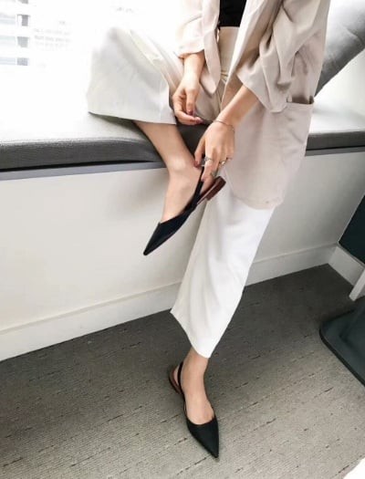 Slingback được xem là “phiên bản dịu dàng” của giày cao gót.