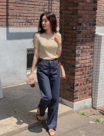 Trong những ngày thời tiết oi nóng, sandals quai mảnh trở thành giải pháp hoàn hảo.