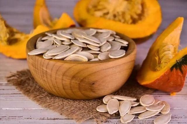 Theo nghiên cứu dinh dưỡng, 100g hạt bí chứa tới 7,81mg kẽm, cao gấp 6 lần hạt óc chó. Ảnh minh họa