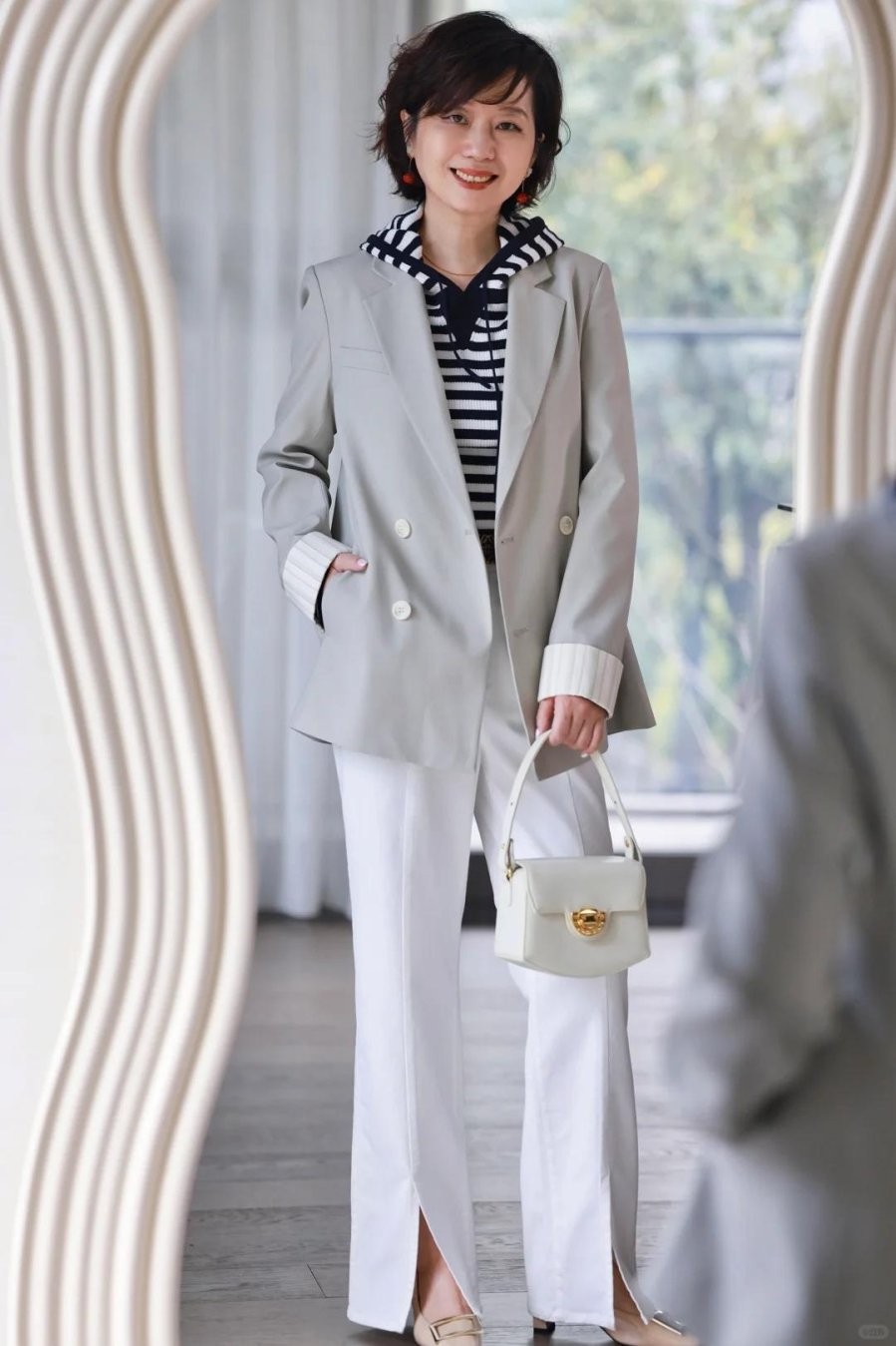 Blazer kết hợp cùng áo kẻ sọc mang lại vẻ chuyên nghiệp, tinh tế, phù hợp đi làm. 