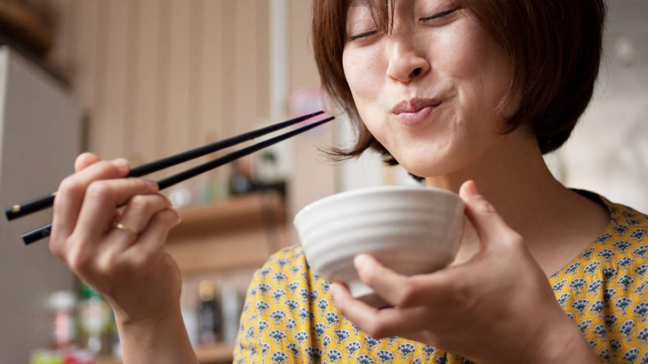 Ăn chậm, nhai kỹ, không ăn quá nhiều... là những đặc điểm trong thói quen ăn uống của người sống lâu. (Ảnh minh họa)