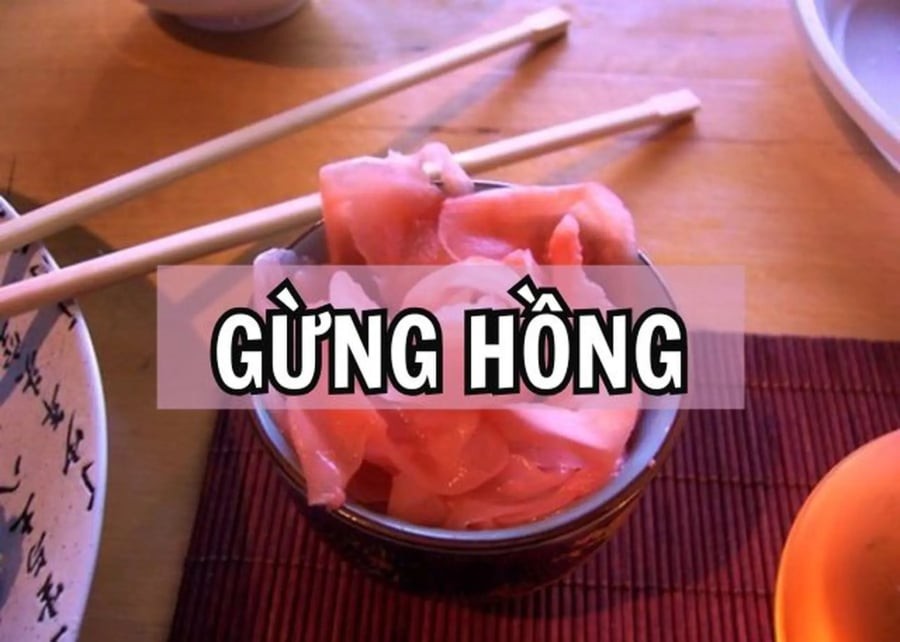 Để làm gừng muối, đầu tiên các bà nội trợ cần chuẩn bị 300gr củ gừng non, 100gr đường, 10gr muối, 70ml giấm gạo Nhật Bản (nếu không có có thể thay bằng giấm gạo bình thường), 2 miếng tảo bẹ khô (kích thước khoảng 4 x 5cm). Kế đến, dùng thìa cạo sạch vỏ gừng, rửa với nước và để ráo.

