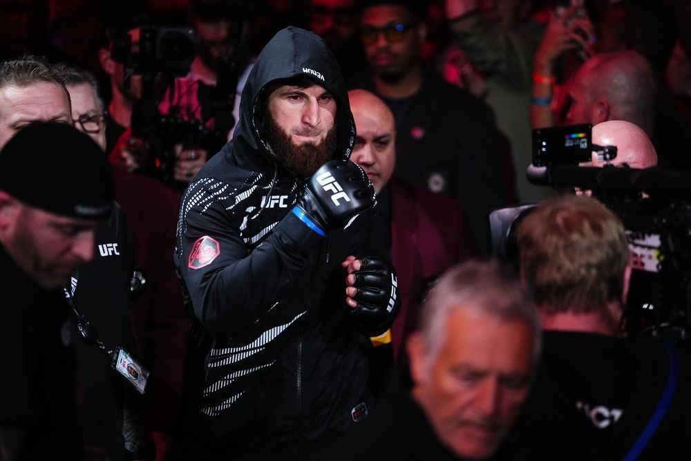 Magomed Ankalaev và Alex Pereira đối mặt tại buổi họp báo UFC 320.
