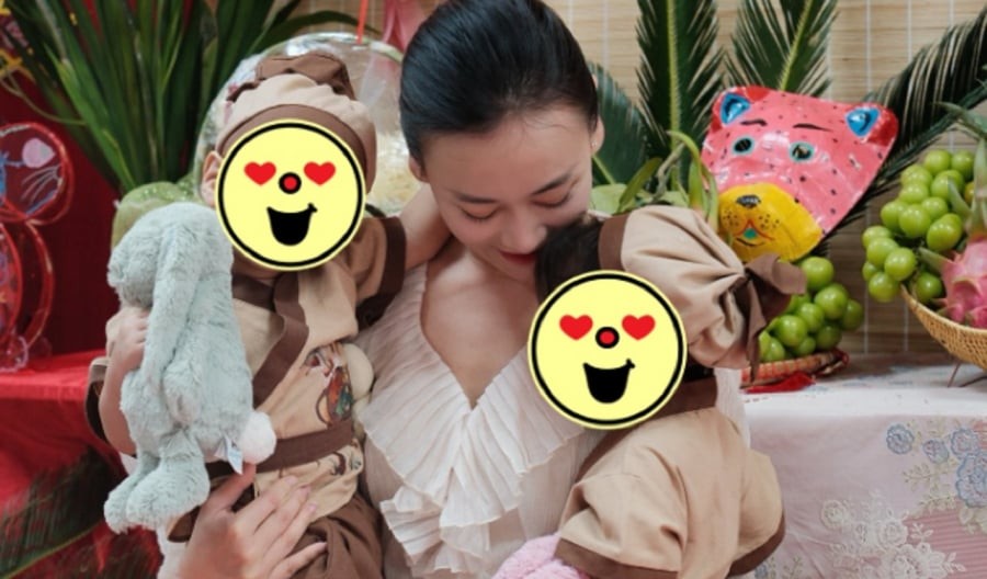 Trong bộ ảnh, nữ diễn viên xuất hiện với hình ảnh dịu dàng, ân cần ôm hai bé vào lòng vô cùng ấm áp.