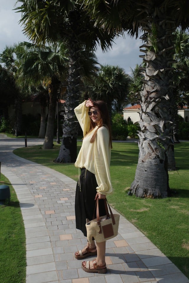 Khi phối thêm túi cói và sandal màu trung tính, outfit trở nên hoàn hảo để dạo phố hay đi du lịch