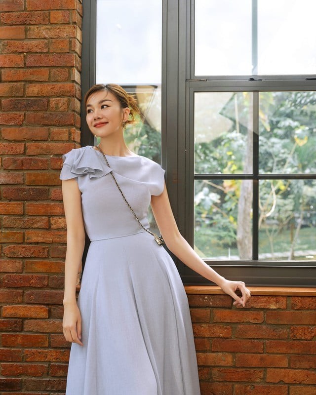 Bộ trang phục này giúp tôn lên sự nữ tính, thanh lịch, đồng thời vẫn giữ được nét trẻ trung, tươi mới cho người mặc.