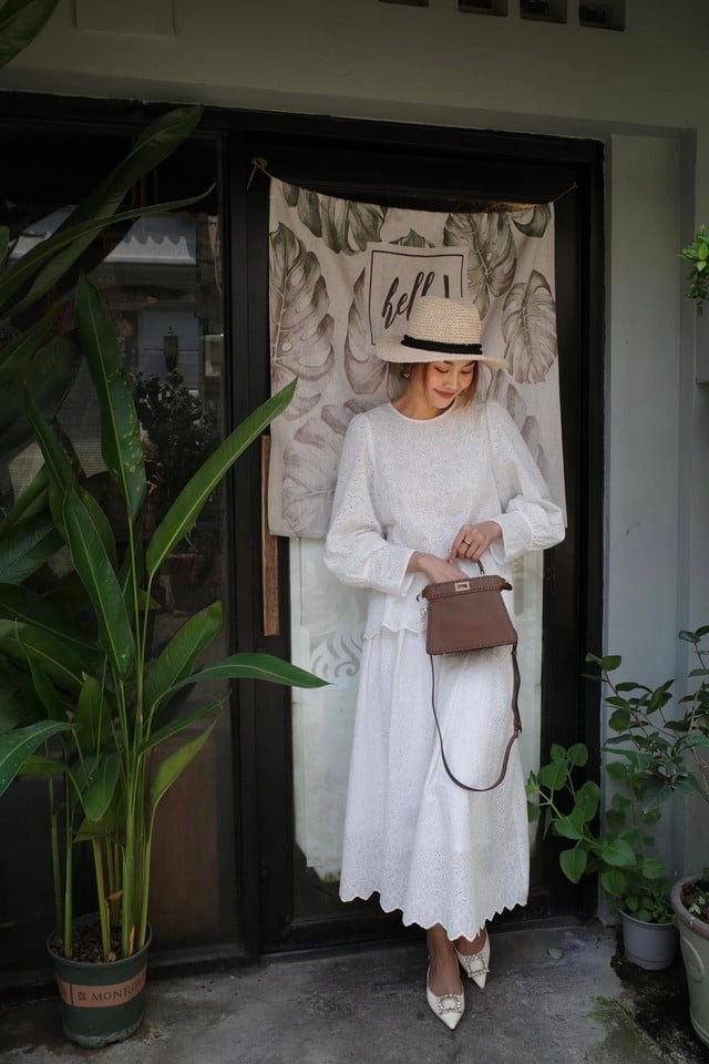 Một gợi ý khác mang đậm chất “nàng thơ mùa thu” là sự kết hợp áo blouse tay bồng với chân váy midi mềm mại. 