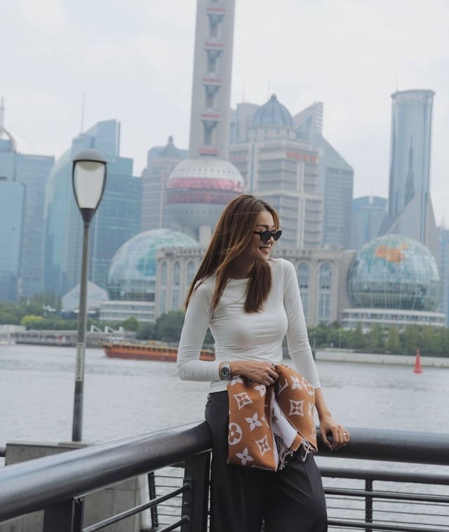 Thanh Hằng lựa chọn áo ren phối cùng quần âu ống suông.