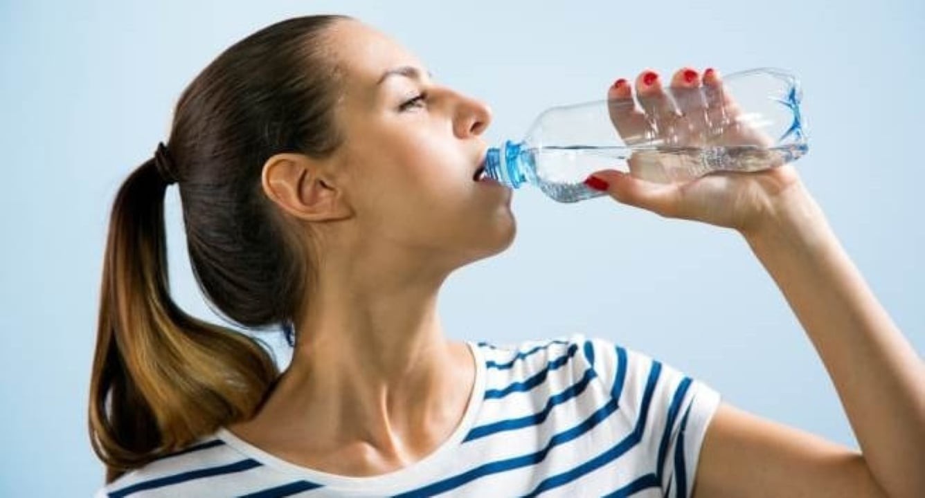 Nếu uống nhiều nước mà vẫn khát, thậm chí khát nhiều hơn, nhất là về đêm hoặc sáng sớm, thì nên cảnh giác. (Ảnh minh họa)
