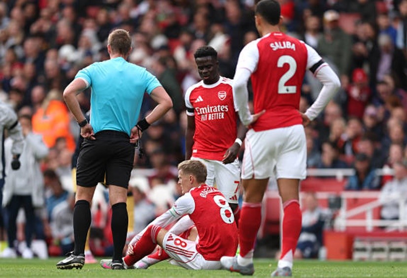 Odegaard chấn thương khi trận đấu chỉ mới trôi qua 30 phút.