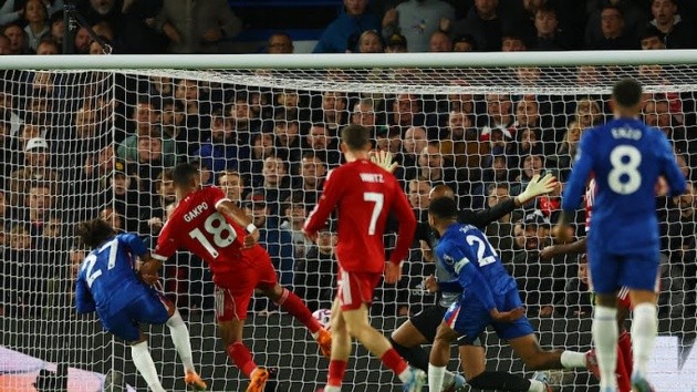 Tình huống dẫn tới bàn gỡ của Liverpool trước Chelsea.