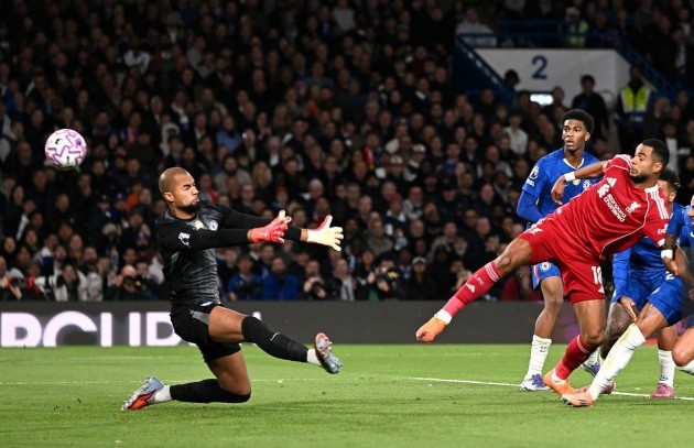 Gakpo dứt điểm trong tư thế trống trải gỡ hòa cho Liverpool.