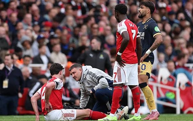 Declan Rice rời sân giữa chừng ở trận đấu với West Ham.