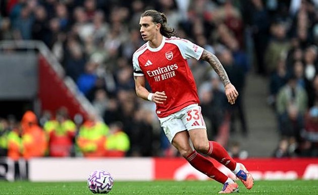 Riccardo Calafiori – 7: Cầu thủ người Ý đáp trả bằng một màn trình diễn chắc chắn và lẽ ra đã có thể ghi bàn khi cú sút xa đưa bóng đi trúng cột dọc.