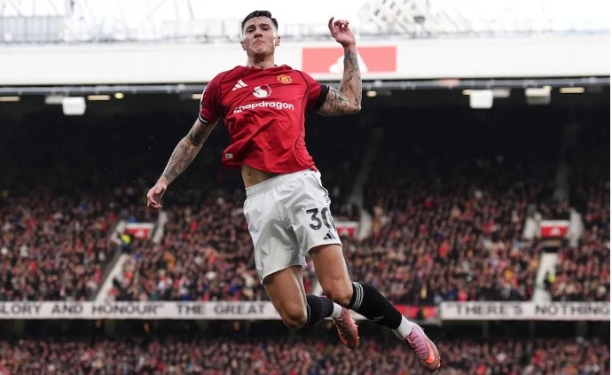 Quỷ đỏ thể hiện màn trình diễn thuyết phục.