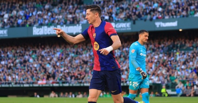 Lewandowski duy trì đẳng cấp.
