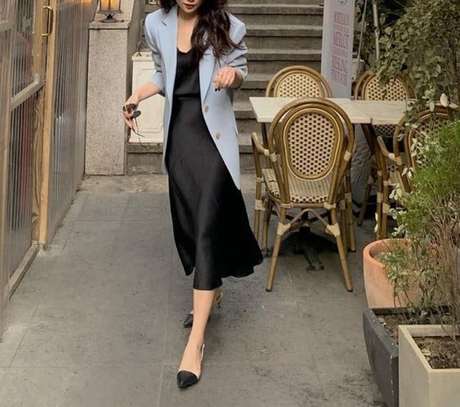 Blazer dài quá mức khiến phần chân trông ngắn lại, tạo cảm giác nặng nề và “nuốt dáng”.