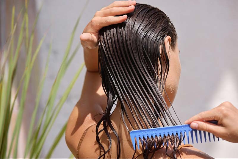 Chải tóc trước khi tắm giúp giảm lượng tóc rụng, vì nếu chải khi tóc ướt, sợi tóc yếu và dễ gãy hơn nhiều. 
