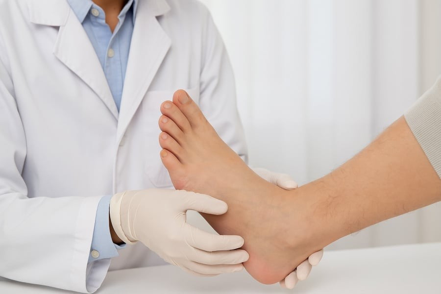 Khám định kỳ giúp phát hiện sớm những bất thường ở bàn chân và phòng ngừa nguy cơ ung thư.