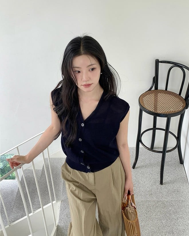Áo gile cổ chữ V là sự lựa chọn thông minh dành cho những ai muốn tạo cảm giác cao ráo và thanh thoát hơn. 