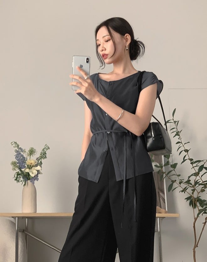 Nếu mong muốn tạo điểm nhấn ở vòng eo và làm nổi bật đường cong, áo nhấn eo chính là giải pháp tuyệt vời. 