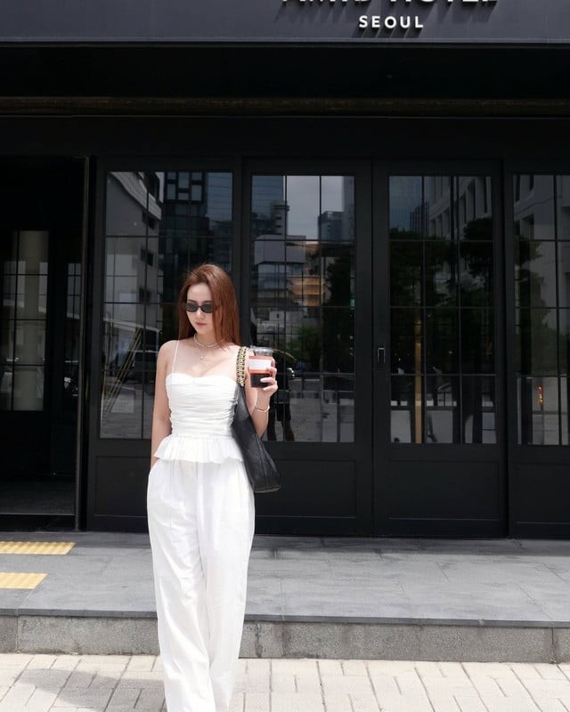 Chi tiết cúp ngực giúp tôn lên đường cong quyến rũ, trong khi sắc trắng tinh khôi mang lại cảm giác trẻ trung