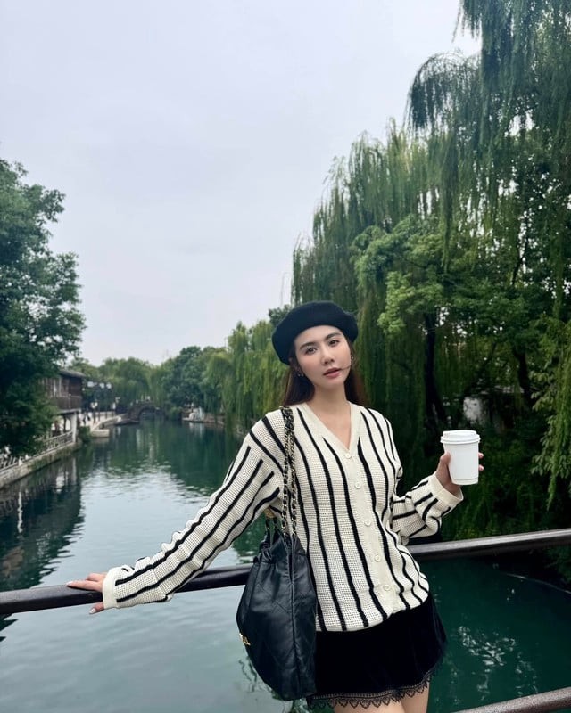 Chiếc mũ nồi đi kèm là chi tiết tinh tế, làm bật lên nét nữ tính, yêu kiều mà vẫn giữ được vẻ trẻ trung.