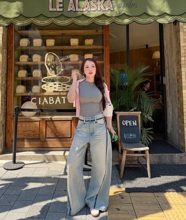 Một gợi ý đầy phóng khoáng là phối áo thun xám ôm sát cùng quần jeans ống suông. 