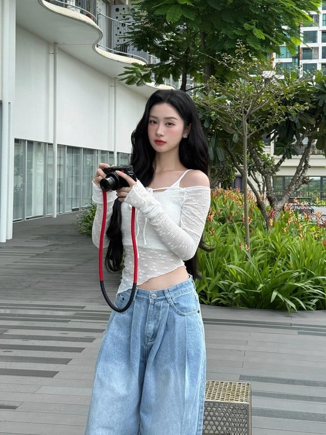Áo hở vai gợi cảm, quần jeans lại bụi bặm, khi kết hợp đã tạo nên một tổng thể hài hòa giữa nữ tính và phóng khoáng.
