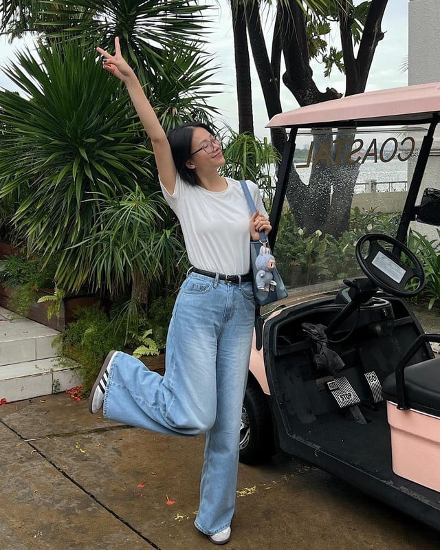 Đơn giản nhưng luôn hiệu quả là công thức áo thun trắng mix cùng quần jeans ống suông. 