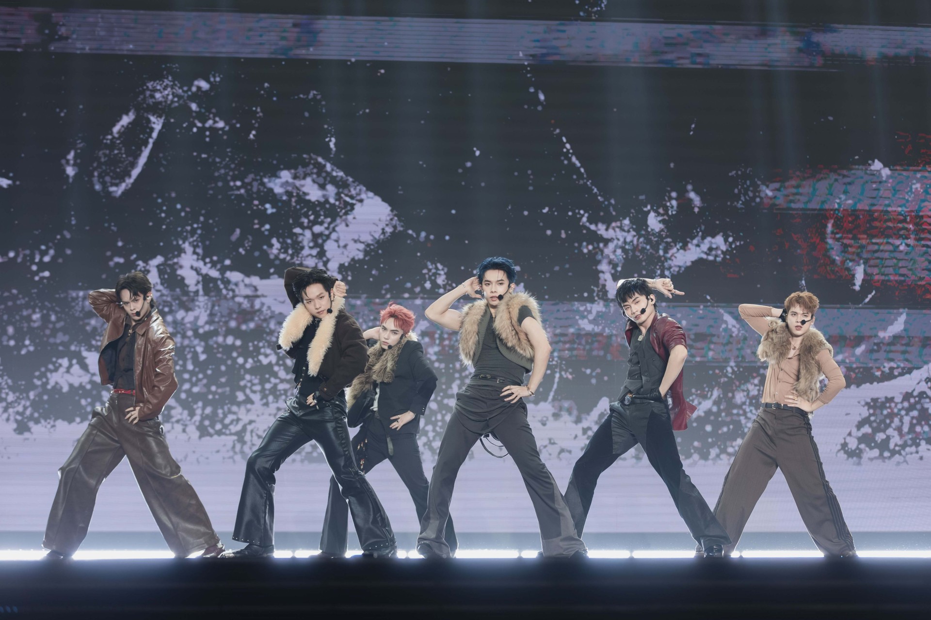 Sân khấu Exposure bùng nổ đậm chất K-Pop của nhóm TBTC