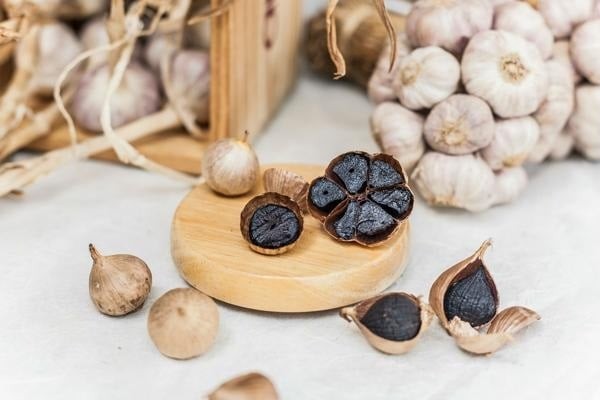Bên cạnh công dụng chống lão hóa, tỏi đen còn mang khả năng kháng viêm, giúp làn da giảm sưng đỏ do mụn viêm.