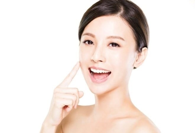 Ngoài việc nuôi dưỡng từ trong, chăm sóc da bề mặt cũng đóng vai trò quan trọng